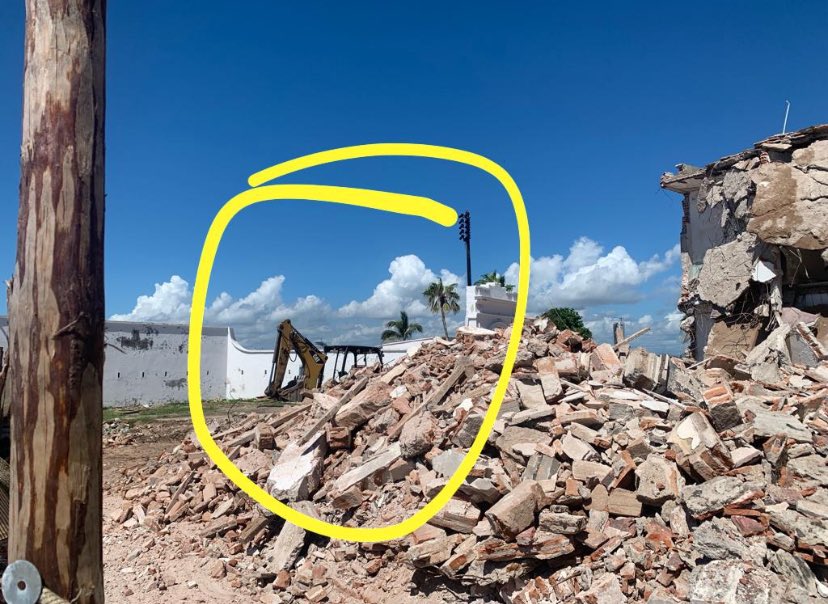 TonoOphiuchus's tweet photo. Con maquinaria pesada se demuele la “Casa del Marino en Mazatlán, Sinaloa.” ¿Así se interviene el patrimonio y la memoria de los Mazatlecos? @INAHmx @SEDATU_mx @AytodeMzt @PC_Sinaloa https://t.co/LisknaHEvZ