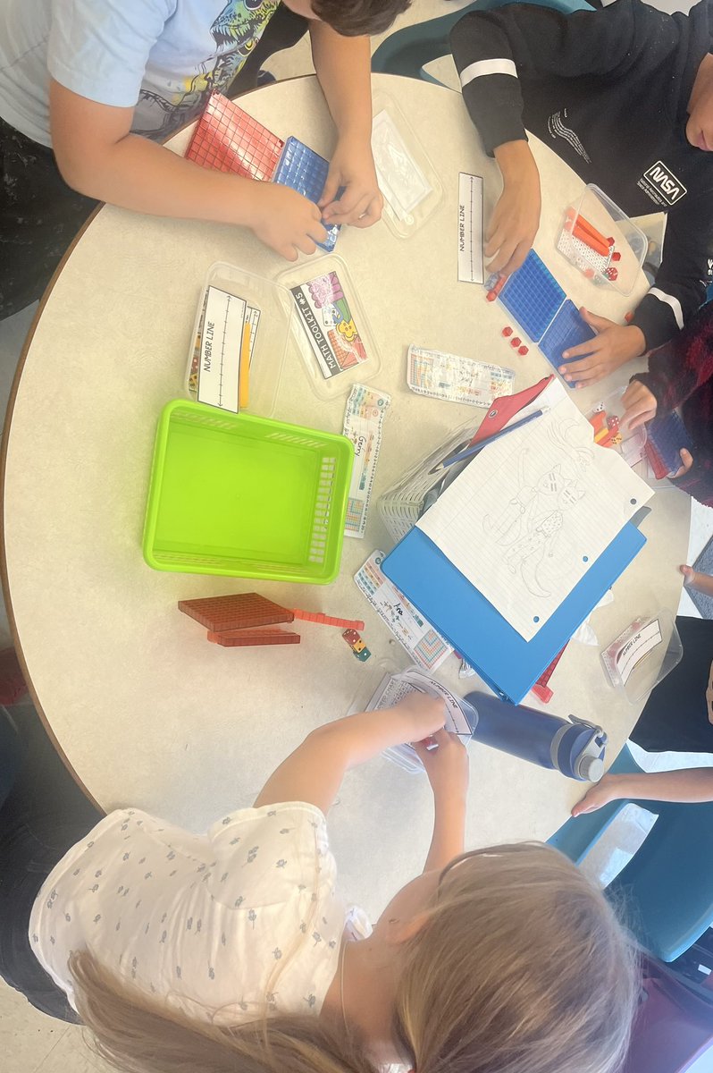 MsKatrinaB123's tweet photo. Lots of fun learning happening today @standrewselem during Math!🧮🔢
#PlaceValue #BaseTenBlocks #NumbersTo1000 https://t.co/4Ba1wlCumJ