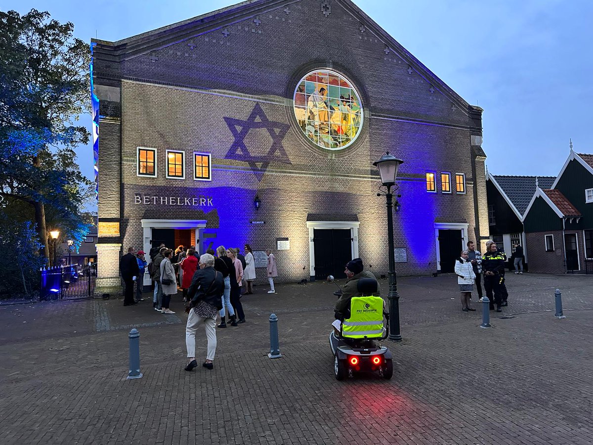 SGPURK's tweet photo. Wat stelt Urk tegenover haat? Een zangavond voor Israรซl! In de Bethelkerk op Urk! Ook de ambassadeur van Israรซl @AmbModiEphraim was aanwezig. Ter #bemoediging voor het Joodse volk. https://t.co/OljdO5G1tK