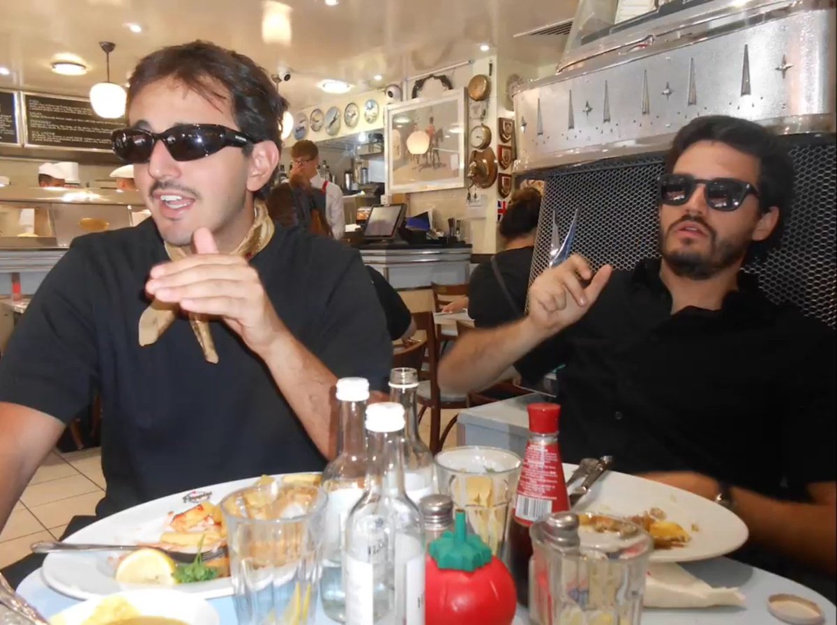 enamorataitalia's tweet photo. Los jp² parchando https://t.co/zpXCNetXWA