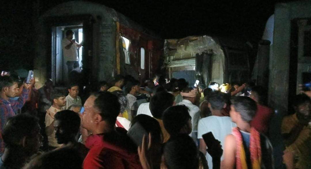 thejoy_Chkrbrty's tweet photo. Yet another train accident near baixar Bihar. Deeply saddened by the news. Train Accidents have become serious concerns now. 
Millions and millions of passenger travel daily through train in India. One can't put their lives on risk. Government Need to put in some hard measures. https://t.co/o1VMnm6UJX