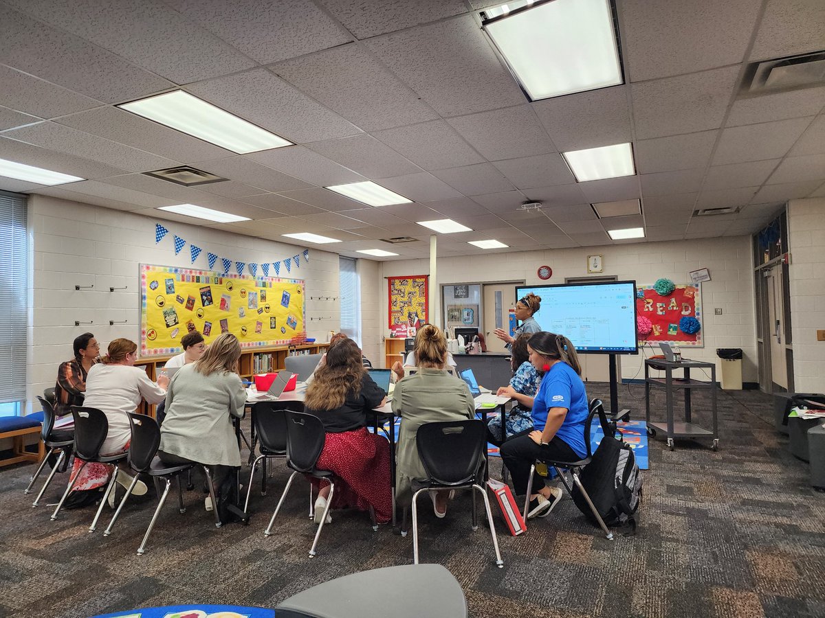 tricia_teran's tweet photo. Jane Long Elementary teacher collaboration led by their campus strategist. They reviewed highly missed questions and determined learning gaps. @_RobertoCedillo https://t.co/2pnXqV6plD