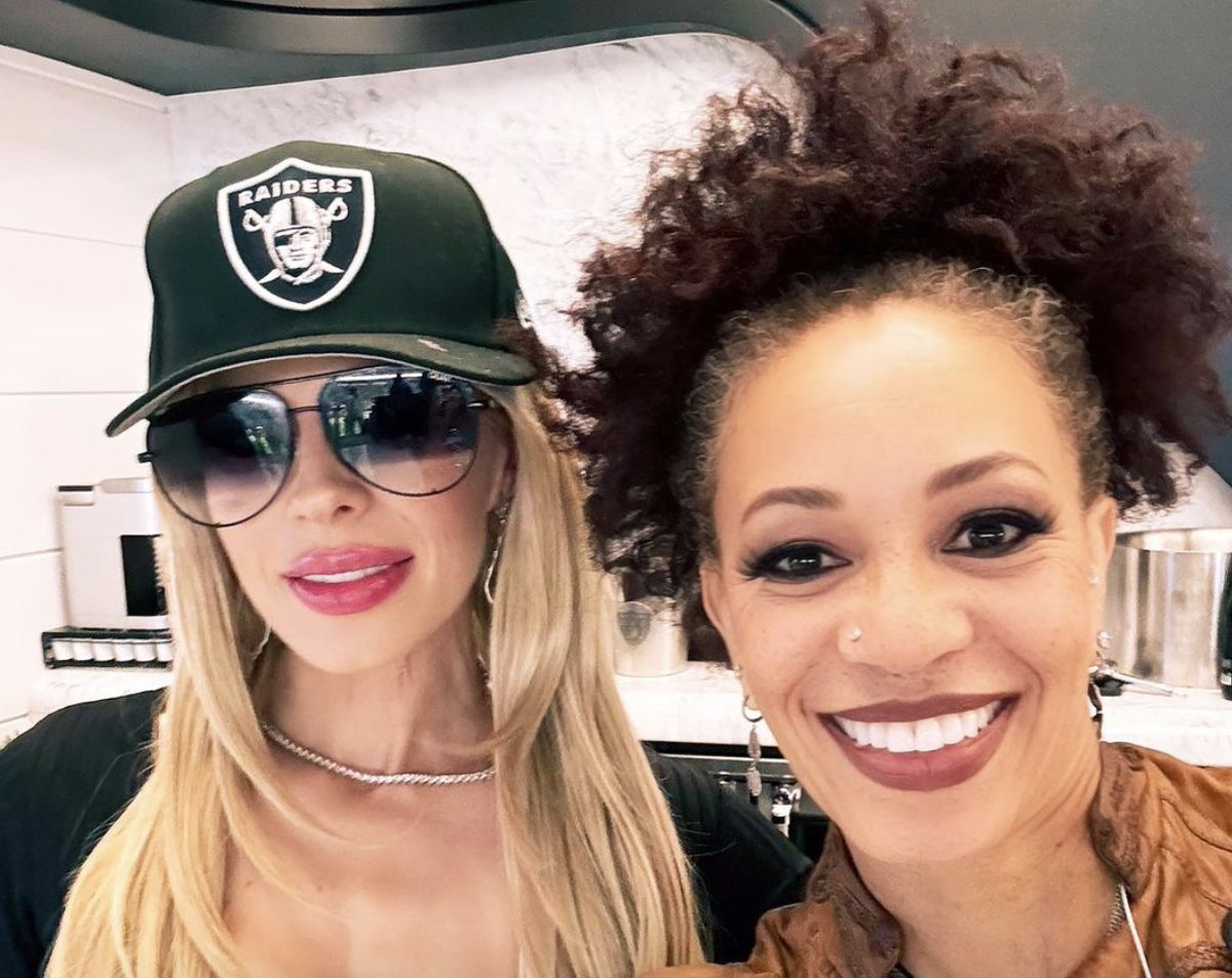 Drumstress's tweet image. Had a great time with Orianthi at the Raiders game!
loom.ly/t6kRRc8
#givethedrummersome #drumstress #Santana #Vaterdrumstricks #drummer #CBSband #CindyBlackmanSantana
