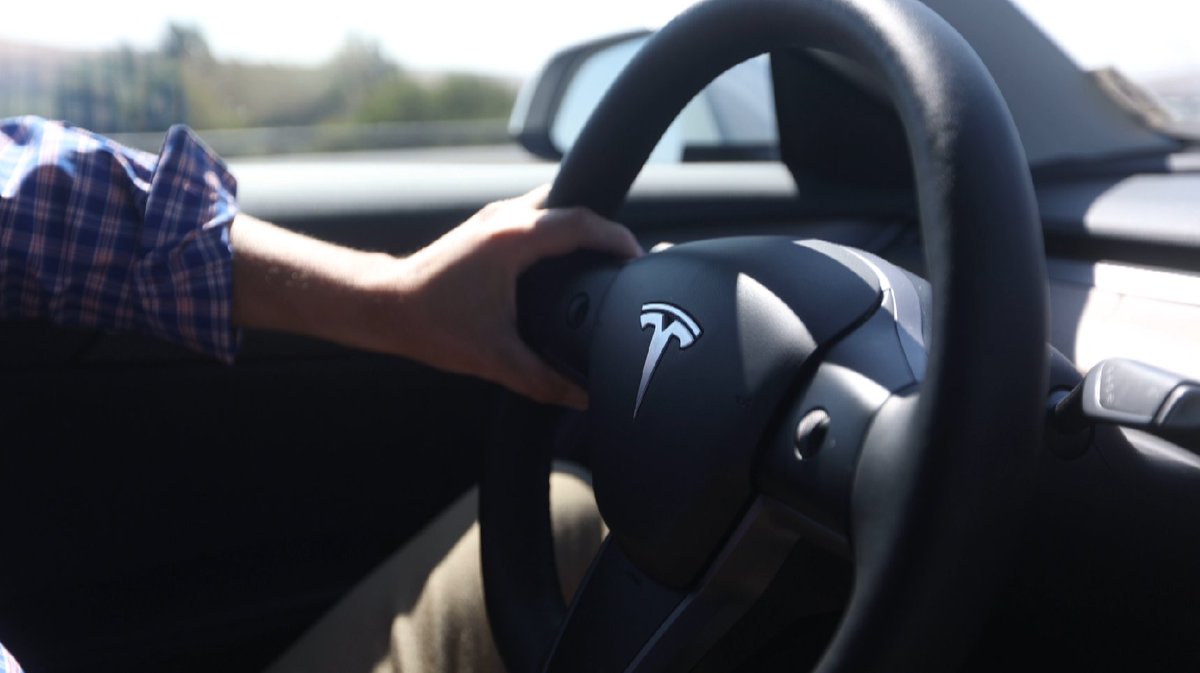 Tesla 'phantom braking' has become so common it happened to me while reporting this story:  kgw.com/article/news/i…