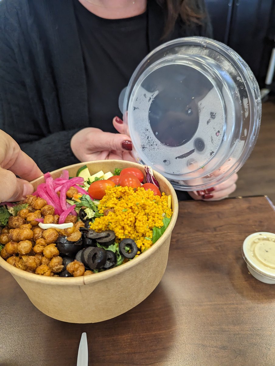 lumpyonionploy's tweet photo. So the @yxxairport will alert us to gluten in the sandwich but not allergens in salads #fail #celiac https://t.co/Vq6KIJnXzX