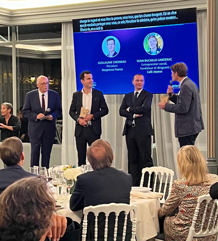 Le ministre <a href="/olivierdussopt/">Olivier Dussopt</a> remet à <a href="/NespressoFR/">Nespresso France</a> et <a href="/cafejoyeux/">Café Joyeux</a> le coup de projecteur de #ManifesteInclusion pour leur partenariat en faveur de l'inclusion de personnes en situation de #handicap.