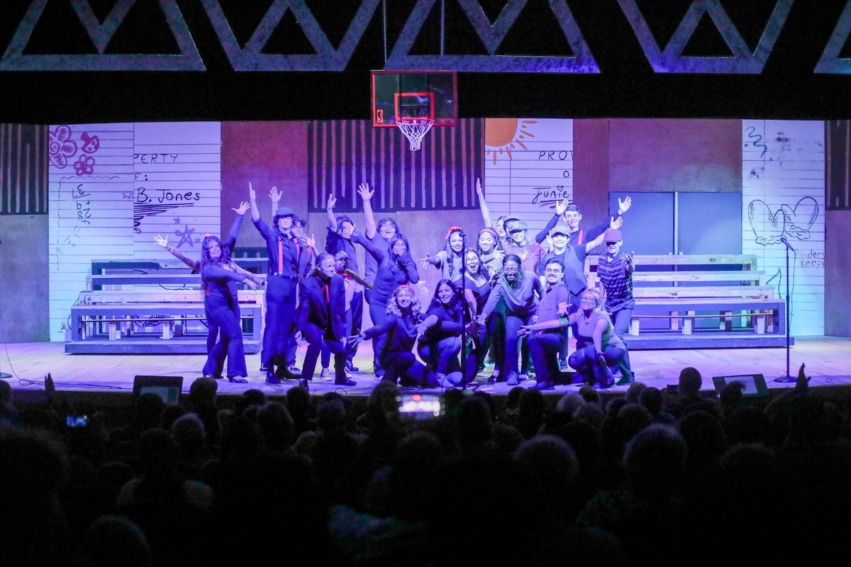 Dickinson High School Choir had an outstanding show last night at DHS. The Broadway on the Bayou performance had solos, duets, and groups on stage singing their hearts out to beloved broadway show tunes. We can't wait for the next show! Way to go Gator Choir!