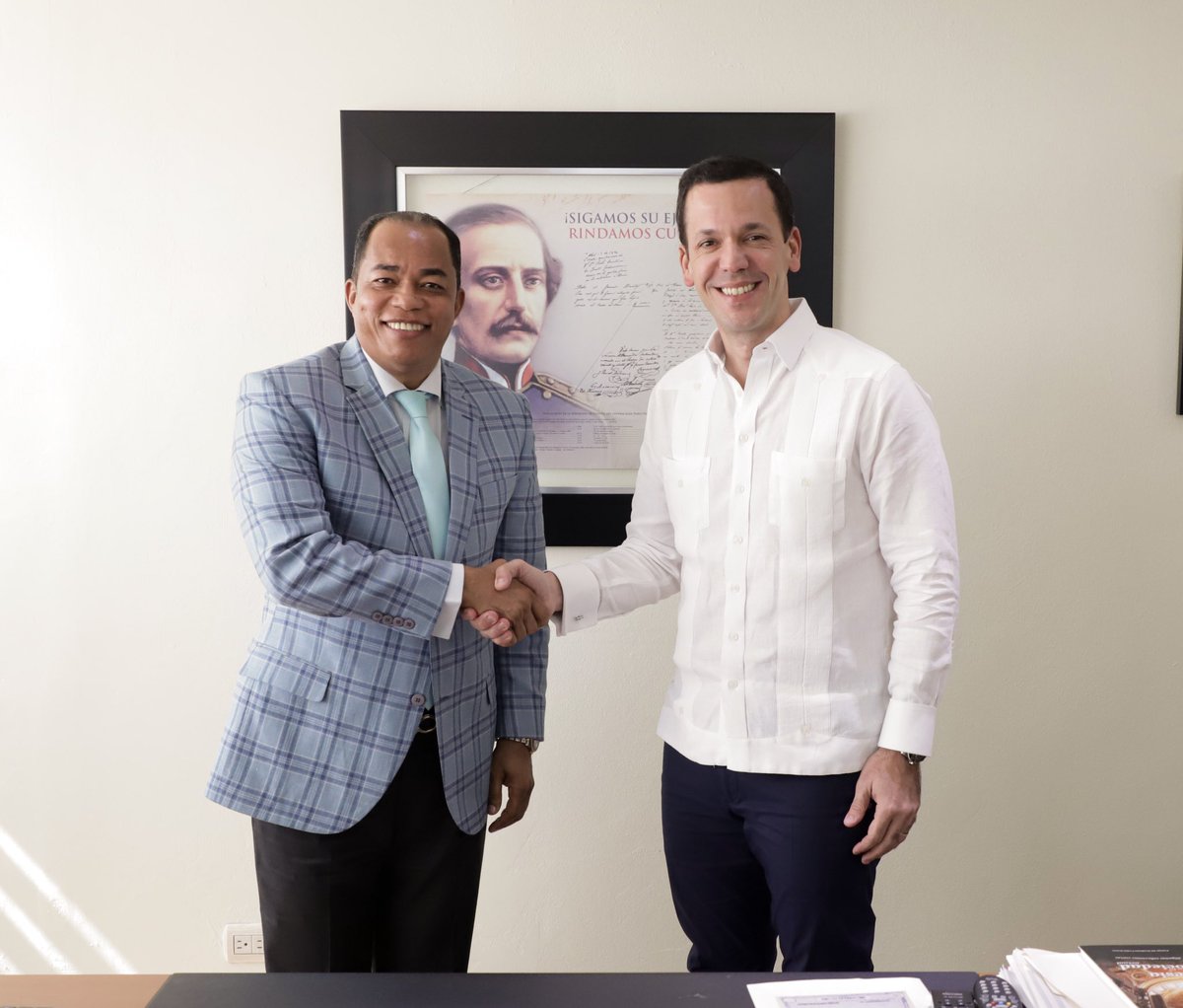 AdessRD's tweet photo. El director general de la #Adess @correahiciano recibió  la visita del director general del @Intrant @hugoberas, a fin de aunar esfuerzos para eficientizar el subsidio social #BonoGas que otorga el Gobierno dominicano a los choferes del transporte público.  
#AdessTrabajaParaTi https://t.co/h28PLCsMFJ