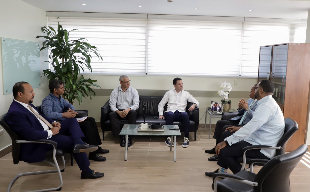 AdessRD's tweet photo. El director general de la #Adess @correahiciano recibió  la visita del director general del @Intrant @hugoberas, a fin de aunar esfuerzos para eficientizar el subsidio social #BonoGas que otorga el Gobierno dominicano a los choferes del transporte público.  
#AdessTrabajaParaTi https://t.co/h28PLCsMFJ