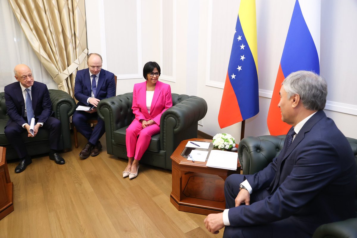 #EnFotos 📸 | En el marco del Foro Internacional de la Semana de la Energía, en Rusia, la Vicepdta. <a href="/delcyrodriguezv/">Delcy Rodríguez</a> sostuvo una reunión con Vikrotovich Volodin, presidente de la Duma Estatal del país Euro-Asiático.