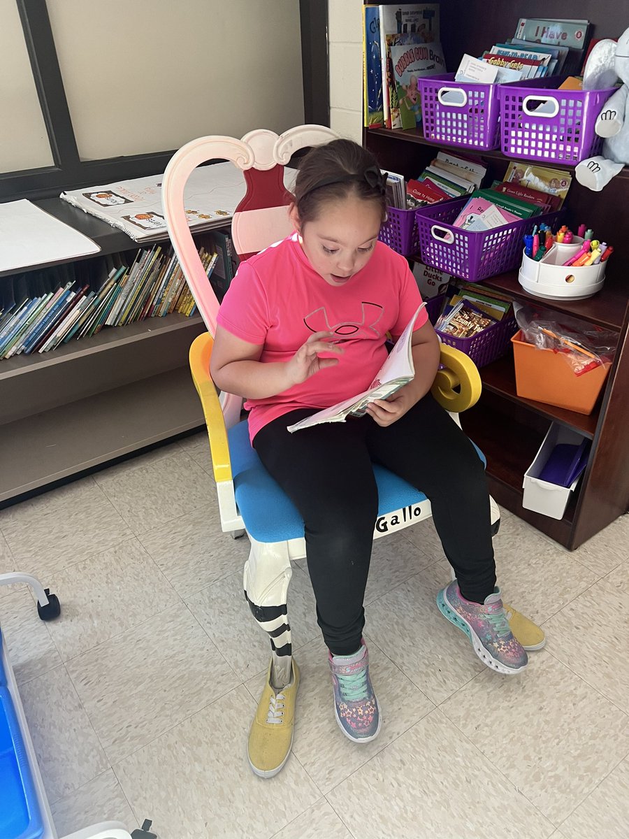 msgalloteaches's tweet photo. Today we practiced reading with expression ! By paying attention to punctuation &amp; capital letters we know how the author wants us to read something. What better way to practice then with Mo Willems? https://t.co/gM0y6YGkBa