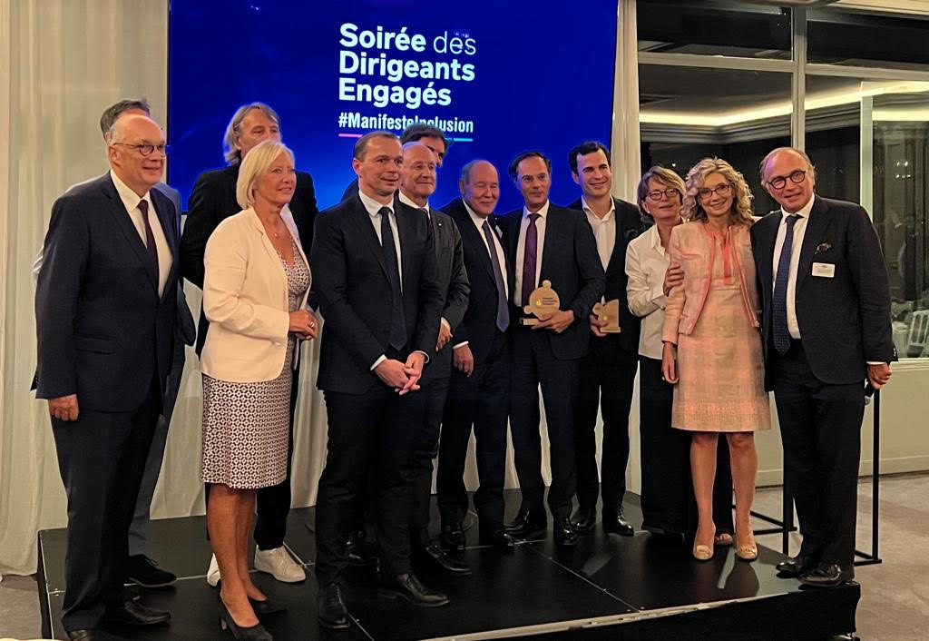 Pour conclure cette #SoiréeDirigeantsEngagés, le ministre <a href="/olivierdussopt/">Olivier Dussopt</a>, nos lauréats et nos sponsors sont réunis pour une photo autour des valeurs partagées de l'#inclusion professionnelle et du #handicap. 

Ensemble, ils prouvent que la #diversité est une force !