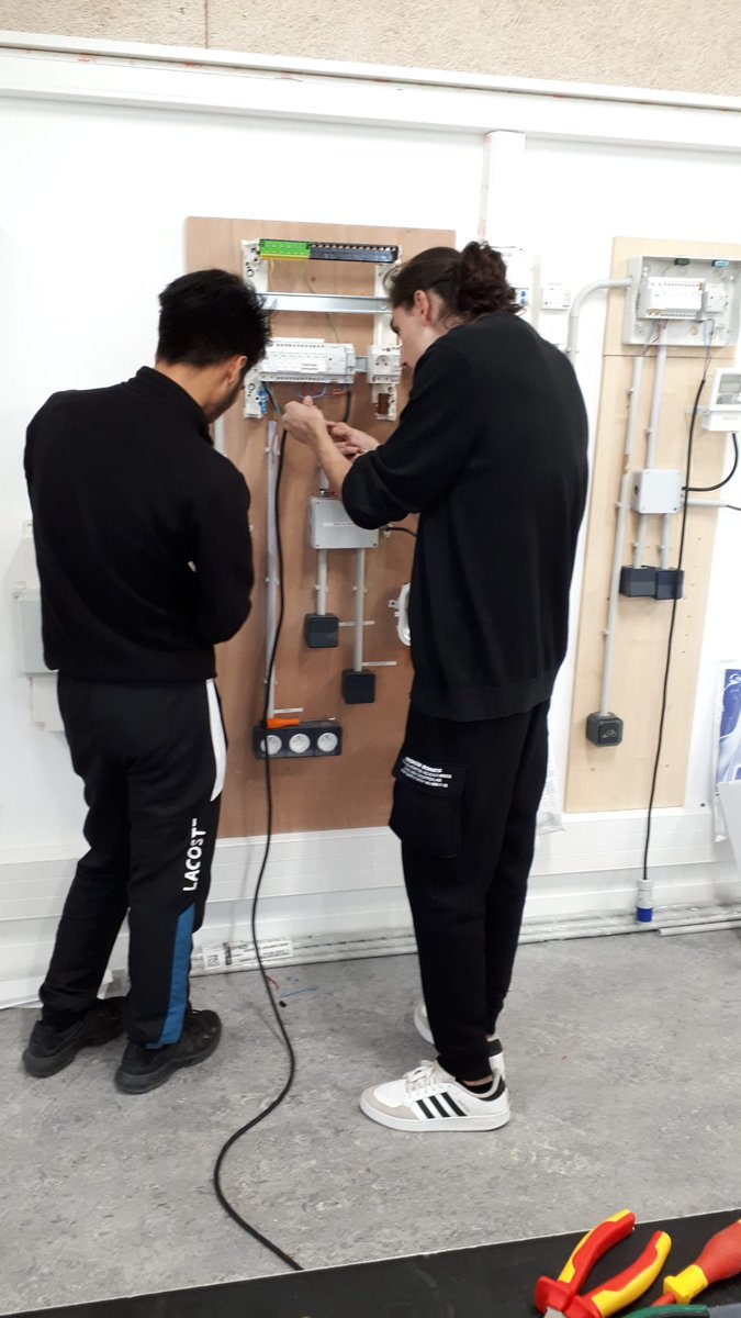 cap_elec's tweet photo. Résumé de la semaine :
Mobilité #KA210VET "Save Electrical Energy Together" #ErasmusplusFR #eTwinningFrance @FondaHippocrene
Réalisation de 3 TP (les prises de courant connectées &amp; #EnR) en équipe transnationale (Red, Blue &amp; Yellow team) dans le lycée Gabriel Péri à #AcCreteil https://t.co/HprZBvZMdR