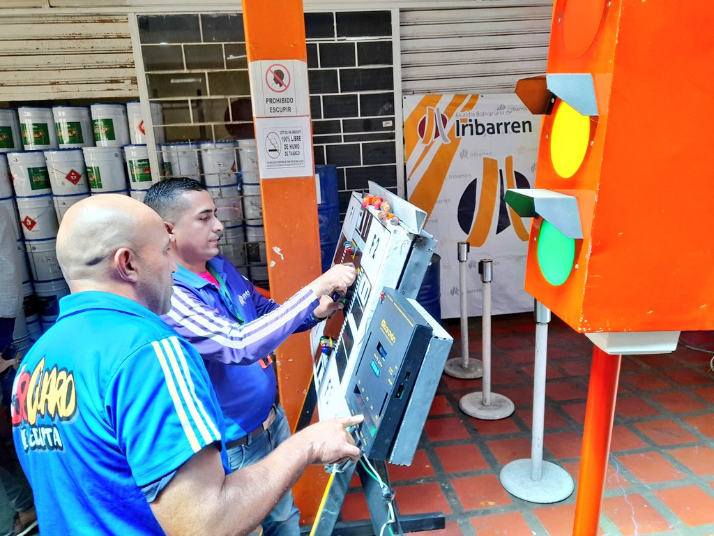 GuaraLuisJonas's tweet photo. #PlanDeSemaforos 🛑|🚥👷🏻‍♂️
🔅Adquisición de vehículo tipo cesta
🔅Reinstalacion y reposición de aparatos 
🔅Actualización de semáforos 
🔅Integración a la red 
🔅Mantenimiento de aparatos 
🔅Modernización 
@LuisJonasReyes
#11Oct 
#JuventudPatriotica
#NaguaraLuisJonas https://t.co/RIQXkhP6tL