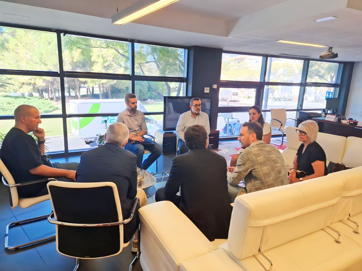 Visita institucional dels diputats @peresegura2019 @m_rovira_m <a href="/egarciacarmona/">Enric García</a> amb la Consul General del Marroc a TGN  #IkramChahine, el 
Consul adjunt #KhalidGhachi i el Vice-consul #KamalEddahri, on s’han tractat temes d’interès mutu i per investigar línies de treball futur.