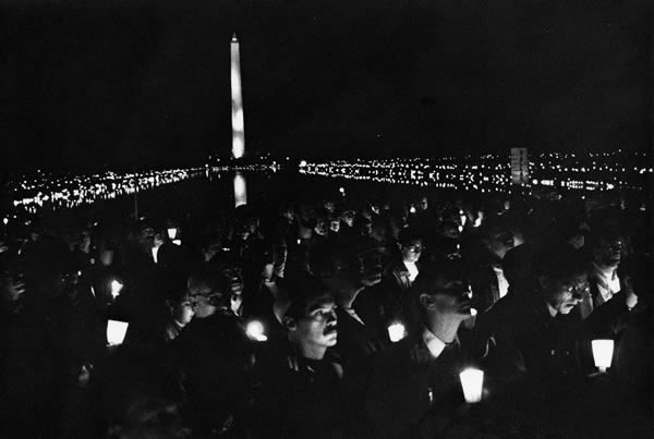 October 11-13, 1996: the NAMES Project AIDS Memorial Quilt was displayed on the National Mall. GMCW marked the occasion by singing at a concert featuring singer/songwriter/activist Holly Near followed by a candlelight vigil on the Mall. Photo by Doug Hinckle for Washington Blade.