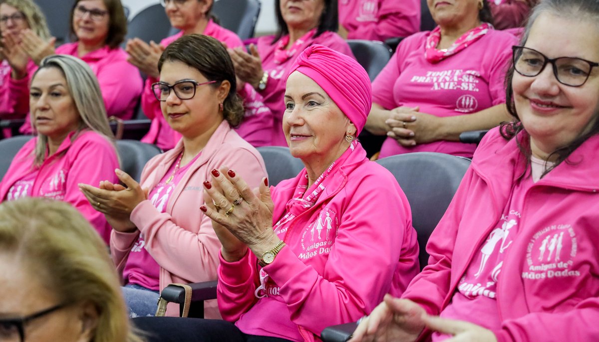 camaranh's tweet photo. Organização criada há mais de 17 anos para oferecer apoio a mulheres com câncer de mama, o Grupo Amigas de Mãos Dadas pintou de rosa o Plenário da Câmara de NH na tarde desta quarta para divulgar ações de prevenção ao câncer de mama https://t.co/lgkPVAArru  📷Tatiane Lopes/CMNH https://t.co/HAc1U07uol