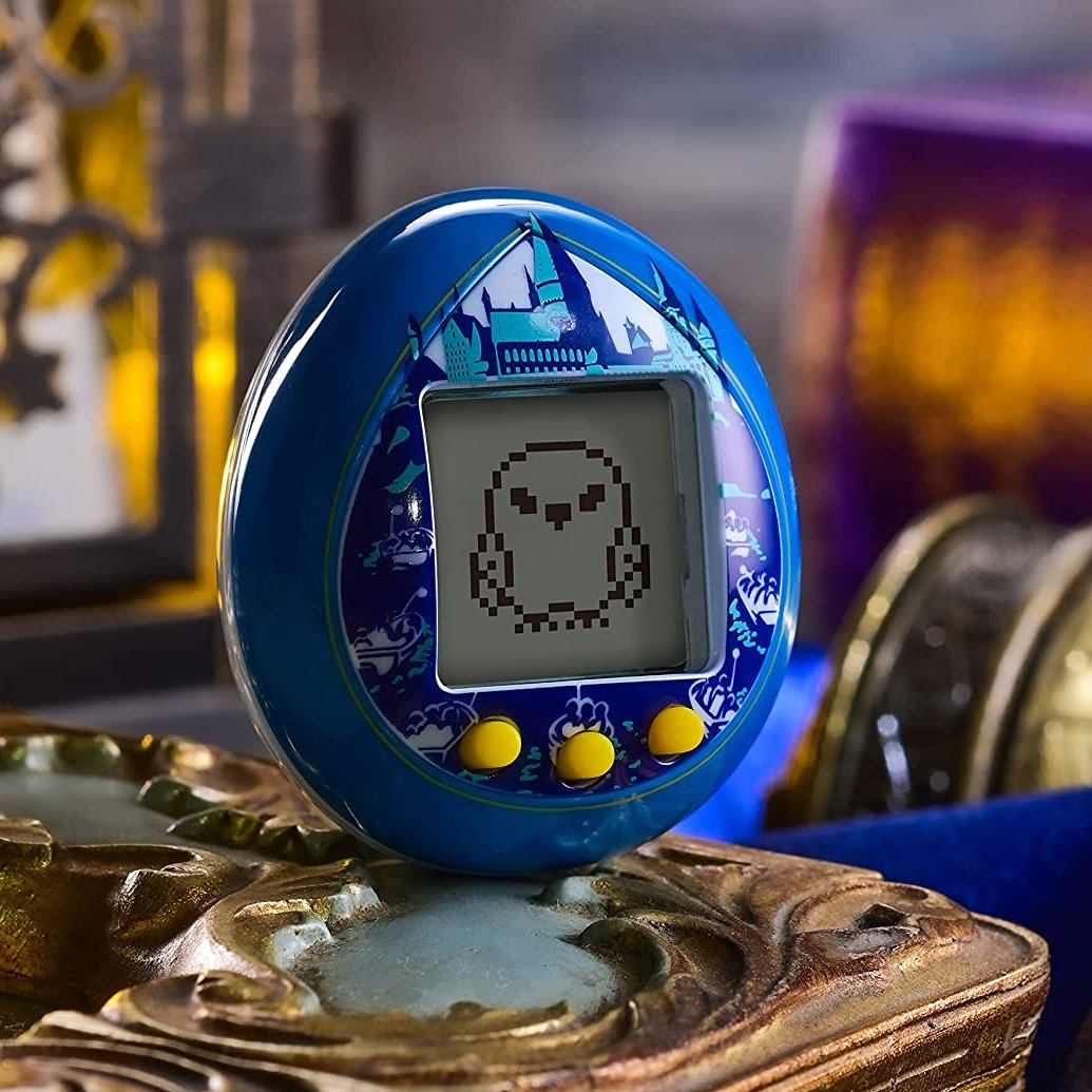 EiProfeta's tweet photo. El nuevo Tamagotchi de Harry Potter de Bandai saldrá a la venta a finales de año. Habrá 25 criaturas diferentes para cuidar, entre ellas el Niffler, Thestral, Fénix... No lo quiero, lo necesito YA. https://t.co/gyu8yvznIo