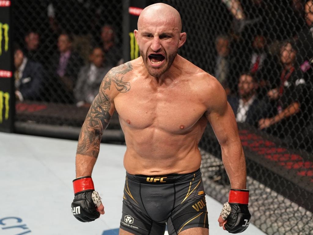 MMAHistoryToday's tweet image. Both of these guys are moving up in weight to fight the boogeyman of the weight class in enemy territory on 11 days notice.

This is what being a real BMF is all about.