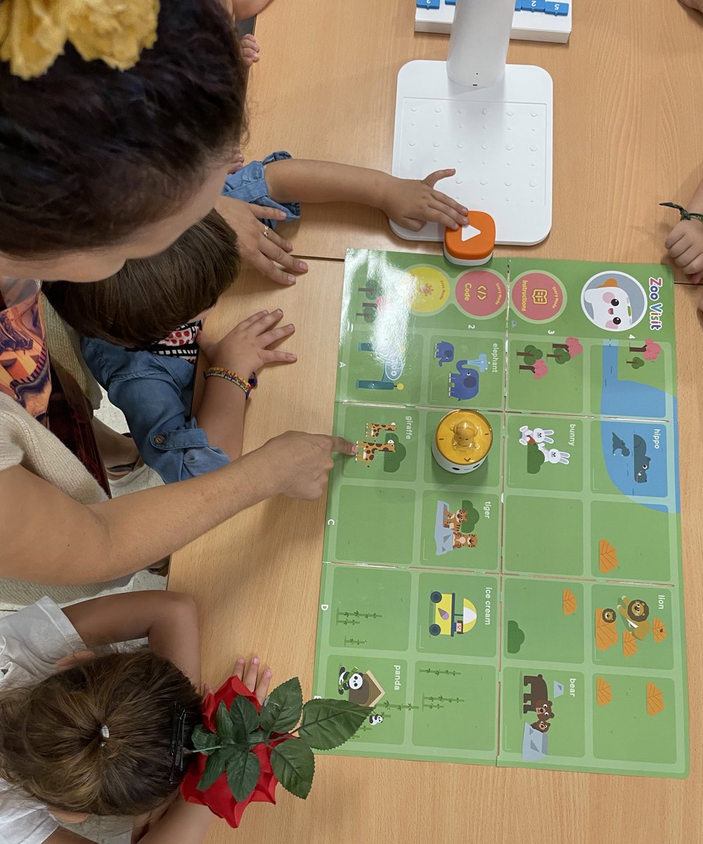 ceipMDV's tweet image. Hoy se conmemora el #DíaInternacionalDeLaNiña y una fecha así merecía una actividad especial.
Con nuestro #matatalab hemos reflexionado sobre las situaciones que viven las niñas en algunos países y cómo vivimos aquí.  
@educaand @educaciondh
#curso2324 #educación #Igualdad #steam