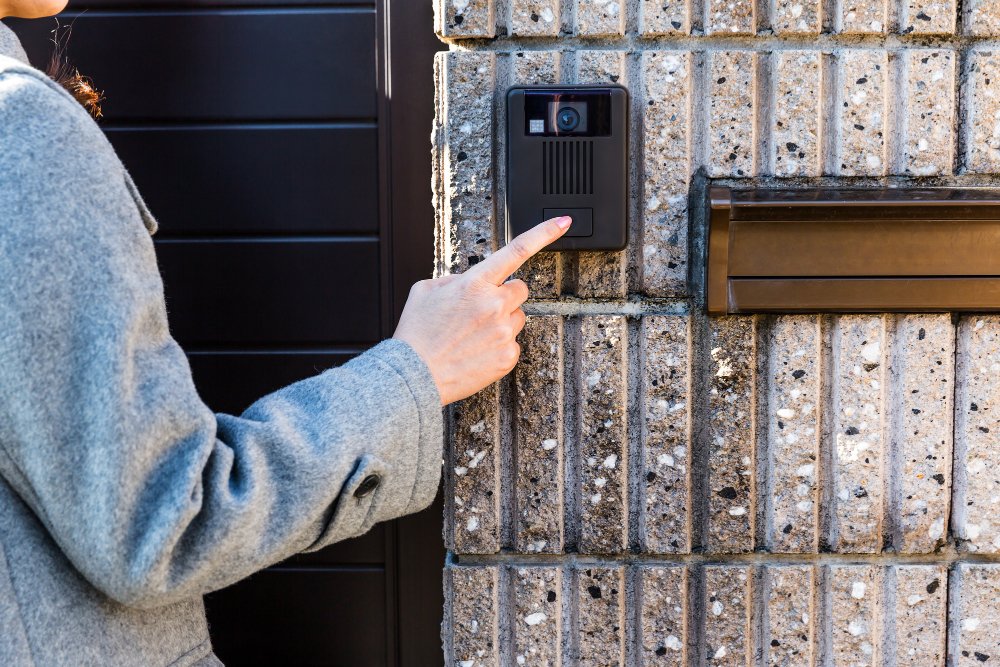 Are video doorbells allowed in an apartment building’s common areas?To find out more, including New York laws relating to this issue, click on the link below to do directly to the post. conta.cc/3LS9awl #nyrealestate #nycrealestateagent #nyrealestateagent