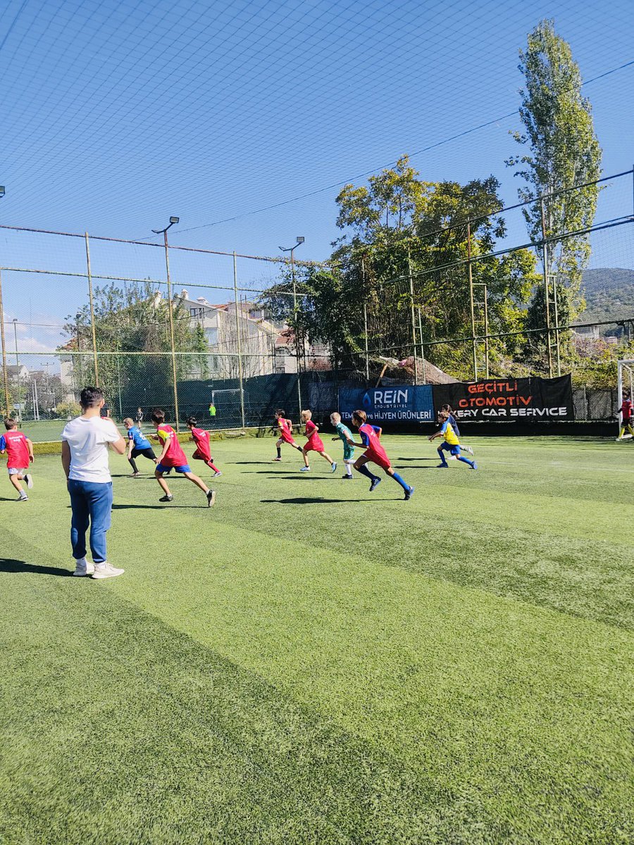 OKULUMUZDA 100.YIL COŞKUSU🇹🇷🇹🇷🇹🇷
“Cumhuriyetimizin 100. Yılı” etkinlikleri kapsamında okulumuzun düzenlediği ve hafta boyunca devam edecek olan futbol turnuvaları ilkokul sınıf takım maçları ile başladı ⚽️ 🏐 🇹🇷
#bahcesehirnilüferkampüs