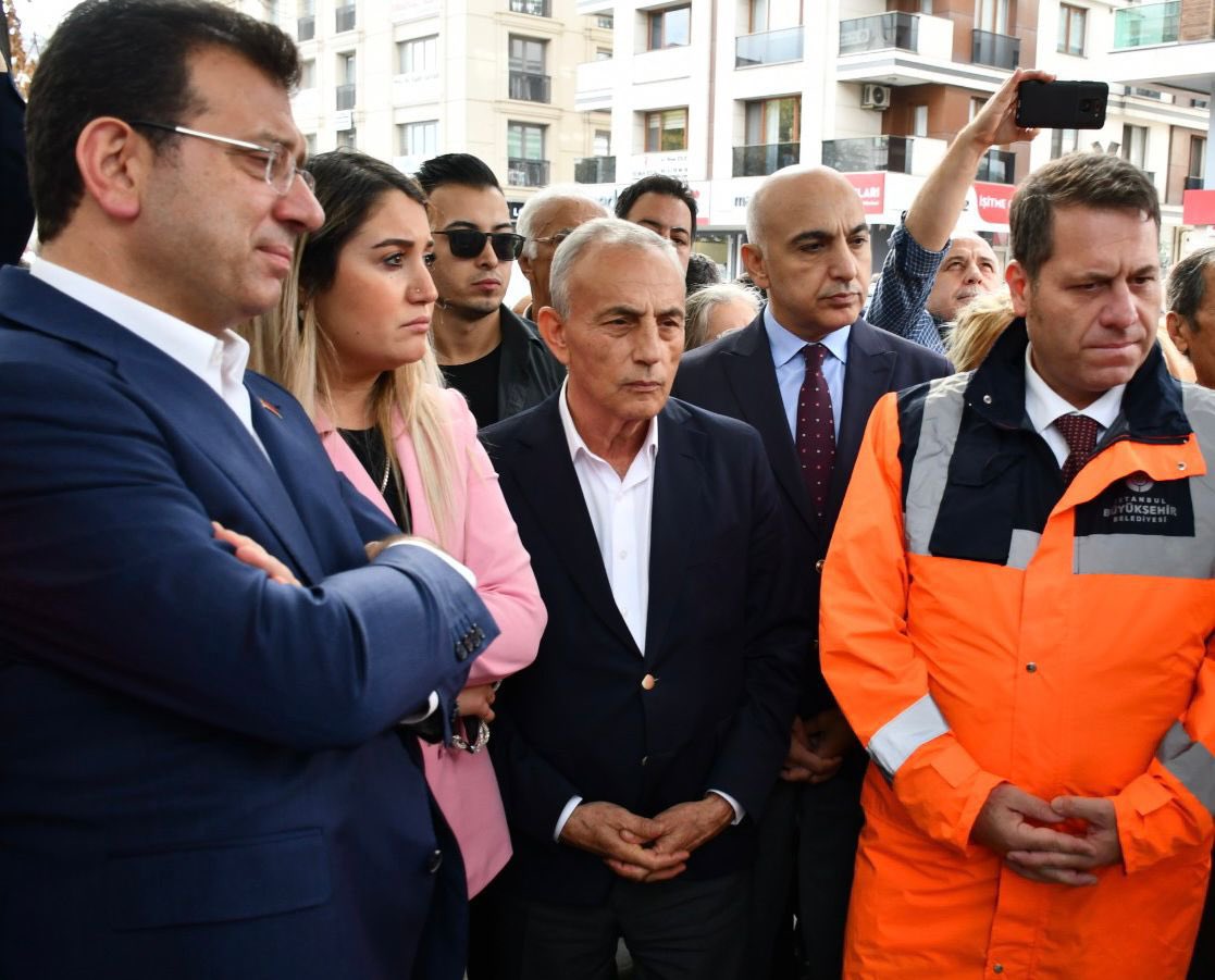İBB Başkanı Sn.<a href="/ekrem_imamoglu/">Ekrem İmamoğlu</a>, Küçükçekmece Belediye Başkanı Sn.<a href="/kemalcebichp/">Kemal Çebi</a>, CHP Bakırköy İlçe Başkanı Sn.@basarangizemmm ile Bakırköy’de devam eden İncirli Caddesi, Özgürlük Meydanı ve İstanbul Caddesi’ndeki çalışmaları yerinde inceledik.
Emeği geçen herkese teşekkür ederim.