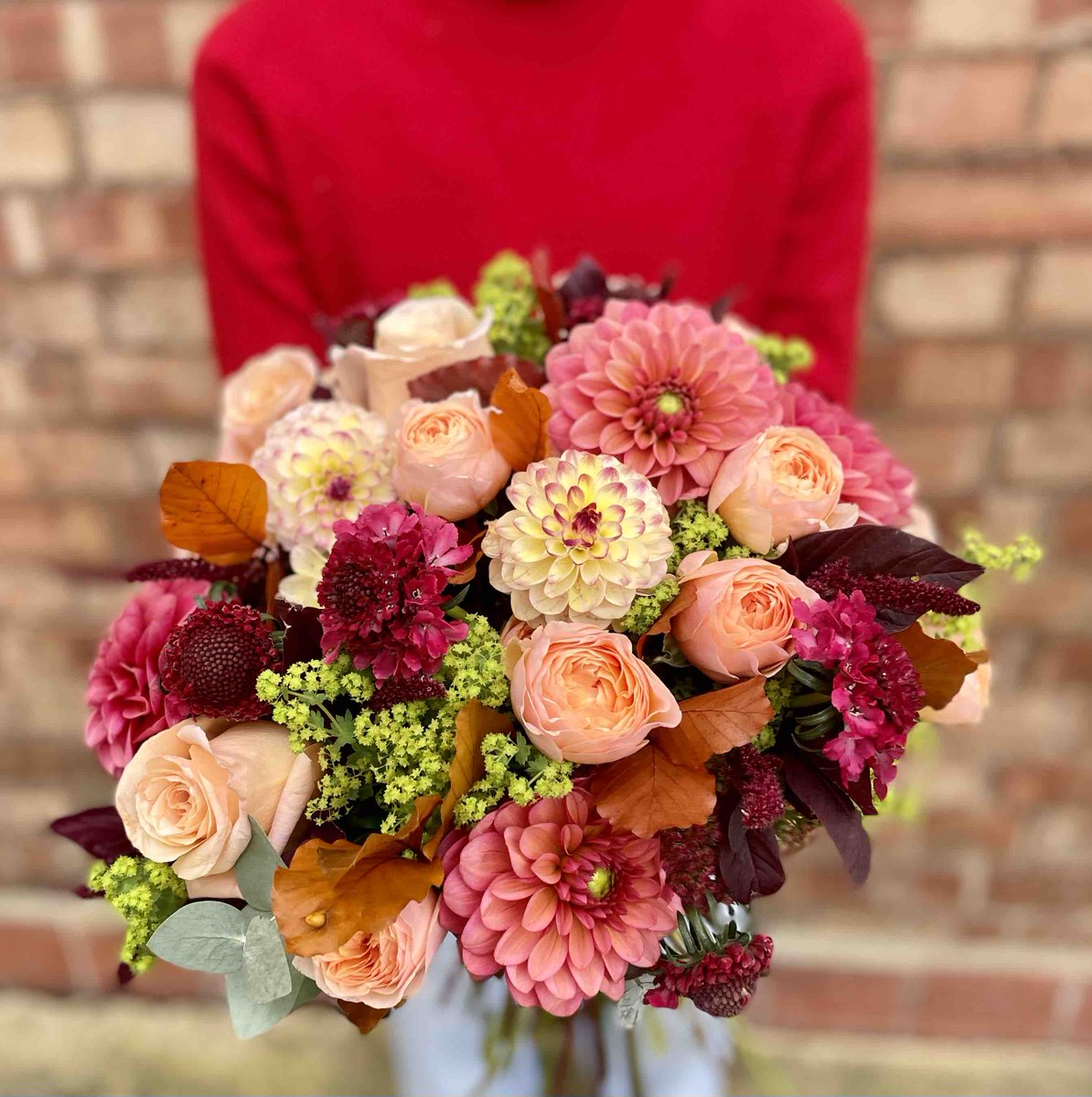 A vibrant display of autumn's beauty, featuring a kaleidoscope of colours that captures the essence of the season's transition.

#pulbrookandgould #autumnflowers