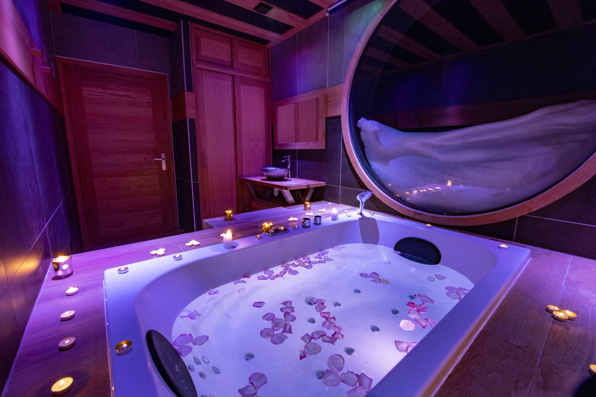 Qui n’a jamais rêvé de passer une nuit à bord d’une dameuse ? 😍Découvrez Over The Moon, l'hôtel mille étoiles ✨ 
Réservation ➡️skipass-laplagne.com/fr/over-the-mo… 

PS : ce qu’il se passe à 2000m reste à 2000m...📷