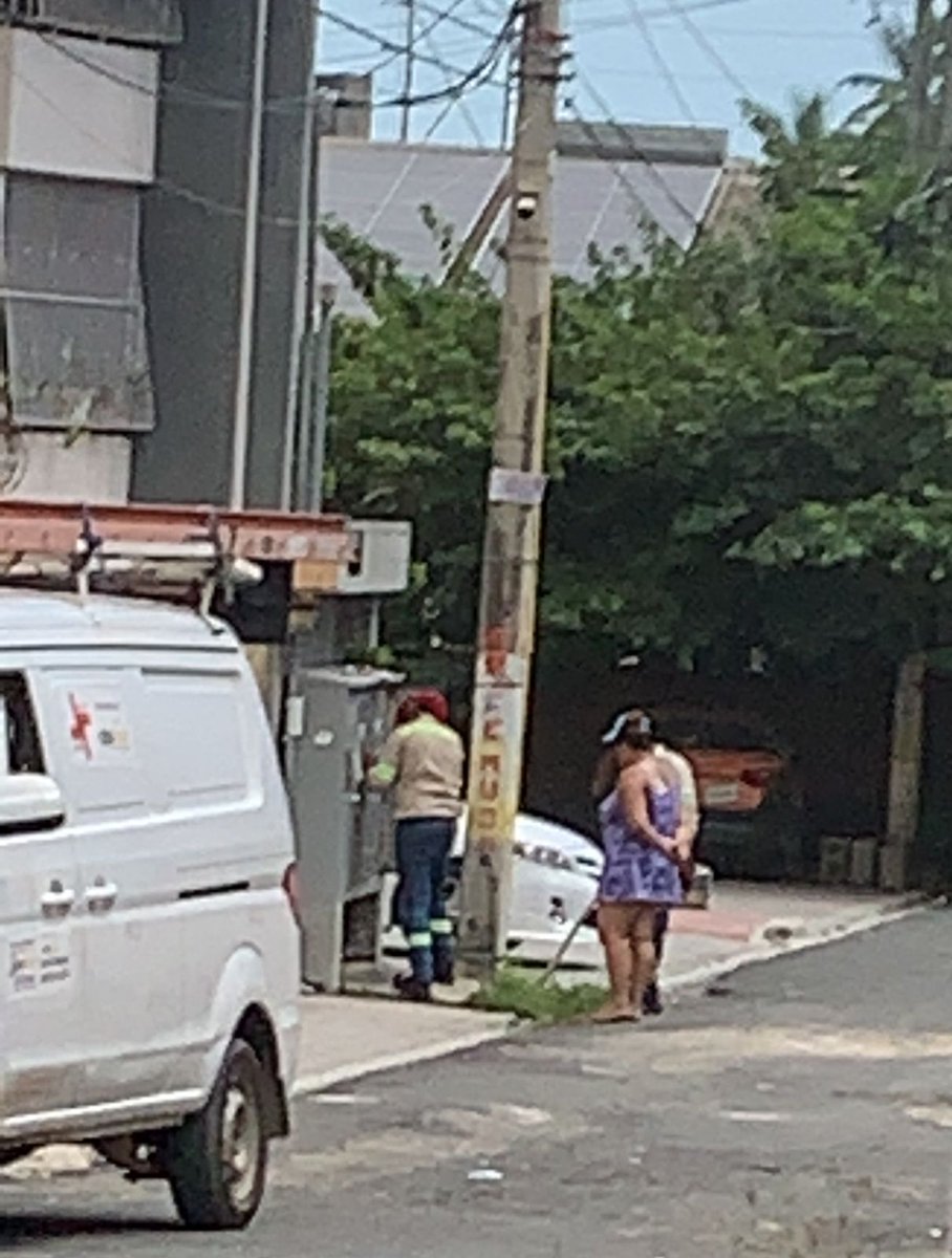 RobertoChe9's tweet photo. Favor @EdeesteRD investiguen que hace esa brigada a estas horas disque resolviendo problema pero pegando luz a genre que no paga favor tomar en cuenta ya que por esta razones la luz llega cara, acaben con esa mafia https://t.co/jQoCE589DH