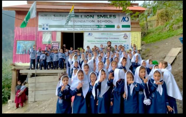 The voice of education from Mountain Top.
These precious smiles.
پڑھے گی بیٹی بڑھے گا پاکستان۔

#MillionSmilesFoundation
#SupportEducation