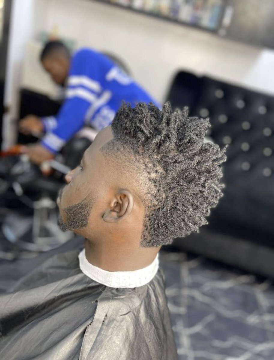 naijatopbarbers's tweet photo. Mohawk by @azCut
#life #love #barber #barbershop #wahl #fade #haircut #andis #barberlove #barberlife #lagos #naija #naijatopbarbers #naijacelebrity #beauty #grooming #nigeria #lekki #andismaster #men #barbershopconnect https://t.co/h1sVMrV2mS