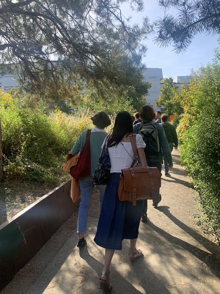 ClgGRouault's tweet image. Mieux connaître l’environnement des élèves, coopérer avec les acteurs locaux, nouer des partenariats: être un acteur du #territoire. Visite du quartier Danube Solidarité Marseillaise pour les personnels volontaires du REP+ #qpv #REP