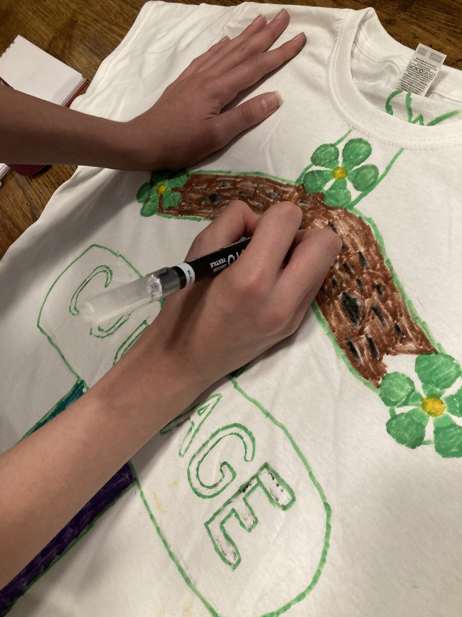 MrsBaldwinArt1's tweet photo. Very busy and focused - All grateful to be part of this group, the new friendships  and the fab art kits they got 🙌🙏 @SignPost_WBH @HaverhillArts https://t.co/zl4WkKZYrl
