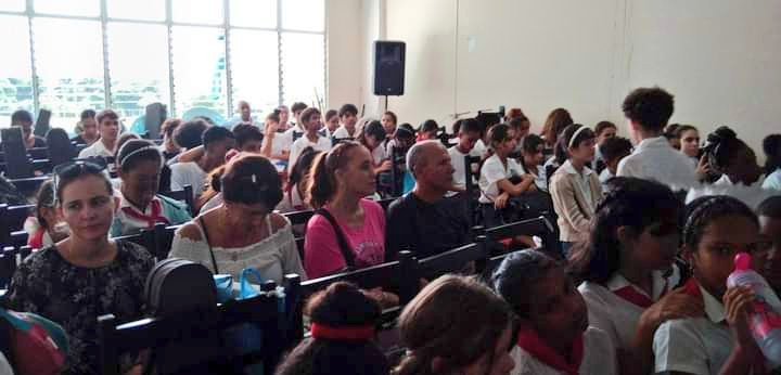 CNEArtCuba's tweet photo. 🎶🇨🇺En el Centro Provincial para la Enseñanza Artística en #VillaClara, se rindió homenaje a Marta Abreu, un espacio además dedicado a la #JornadaCulturaCubana. #CubaEsCultura
.
📷Estudiantes de 2do Año de #Violín de Nivel Elemental y la Orquesta Juvenil Agustín Jiménez Crespo. https://t.co/84pS4CUwCe