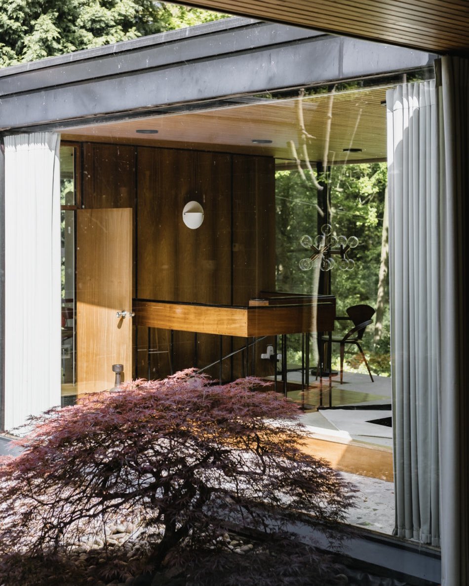 oliverpeoples's tweet photo. A masterpiece of modernism. Designed by architect David Shelley in 1970, The Coward House features a sunken lounge, terrazzo floors, and teak detailing authentic to the era. #OPInspiration https://t.co/izjI1gEFRx