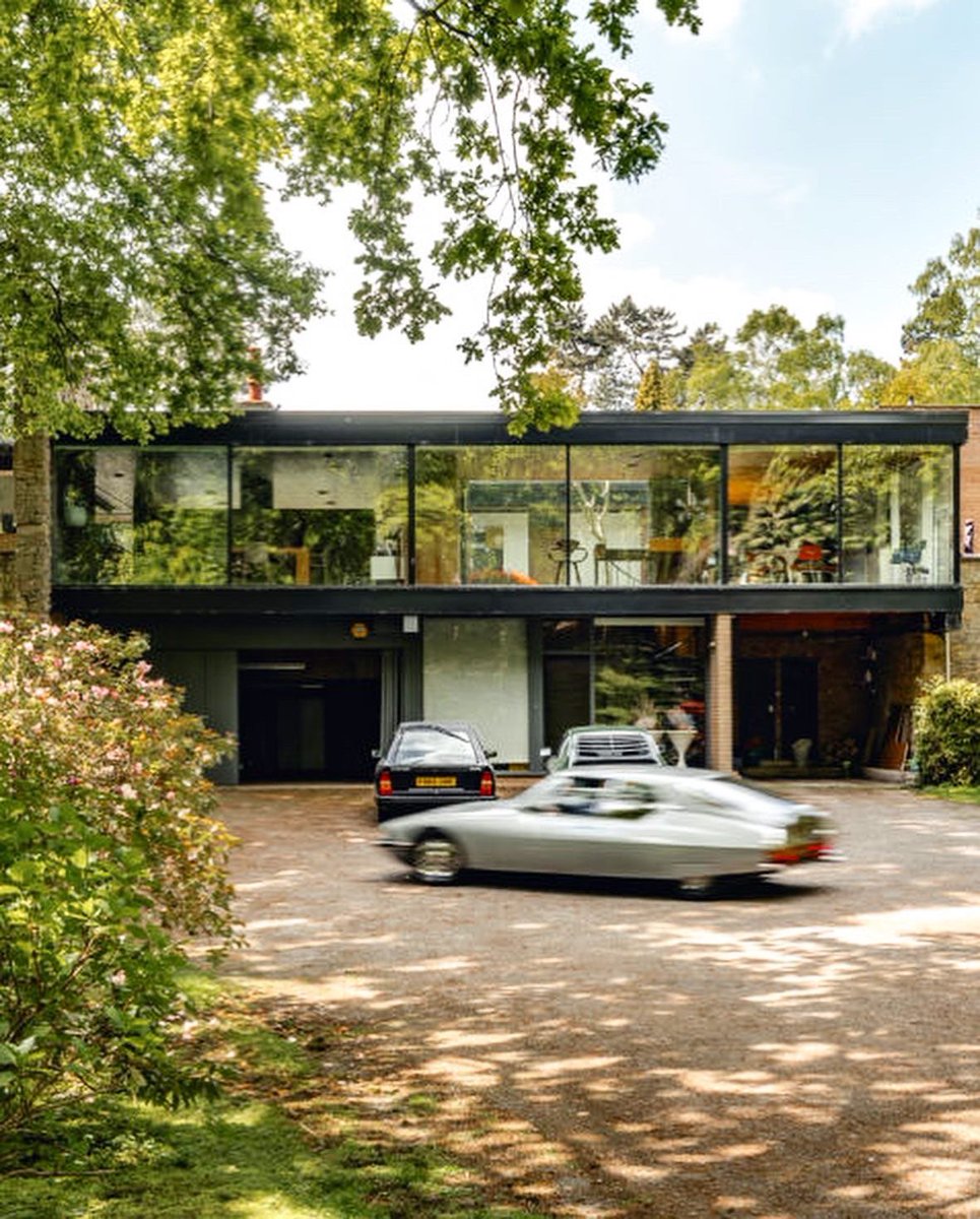 oliverpeoples's tweet photo. A masterpiece of modernism. Designed by architect David Shelley in 1970, The Coward House features a sunken lounge, terrazzo floors, and teak detailing authentic to the era. #OPInspiration https://t.co/izjI1gEFRx
