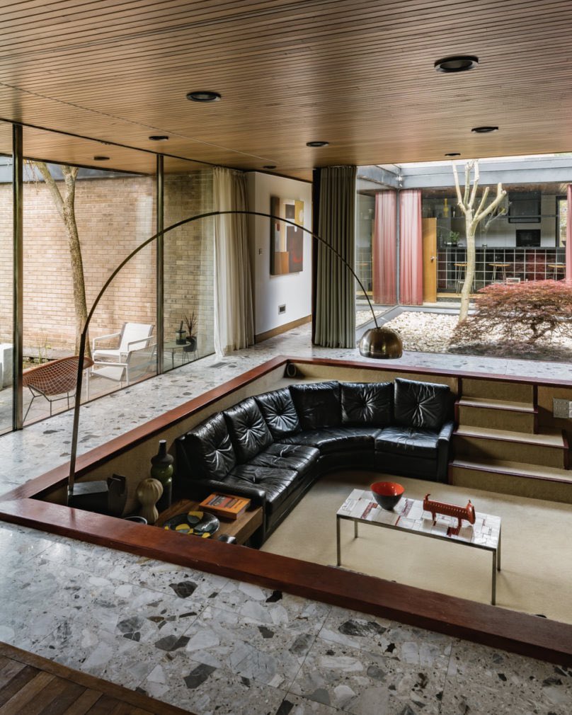 oliverpeoples's tweet photo. A masterpiece of modernism. Designed by architect David Shelley in 1970, The Coward House features a sunken lounge, terrazzo floors, and teak detailing authentic to the era. #OPInspiration https://t.co/izjI1gEFRx