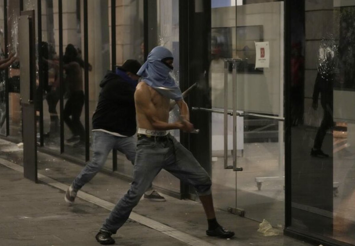 UNAMONOS_SV's tweet photo. Lo que hay en Guatemala es una insurrección de ONGs y fuerzas políticas de izquierda progresista que están paralizando y vandalizando el país en apoyo de un candidato comunista (Arévalo) que ganó por fraude.
La Fiscalía de Guatemala está procesándo esa situación y las protestas (apoyadas por la Administración Biden) tienen por objeto evitar que la Fiscalía cumpla con su deber.
Un claro ejemplo de "Revolución Molecular Disipada" de la izquierda globalista chapina
Nada que celebrar, al contrario