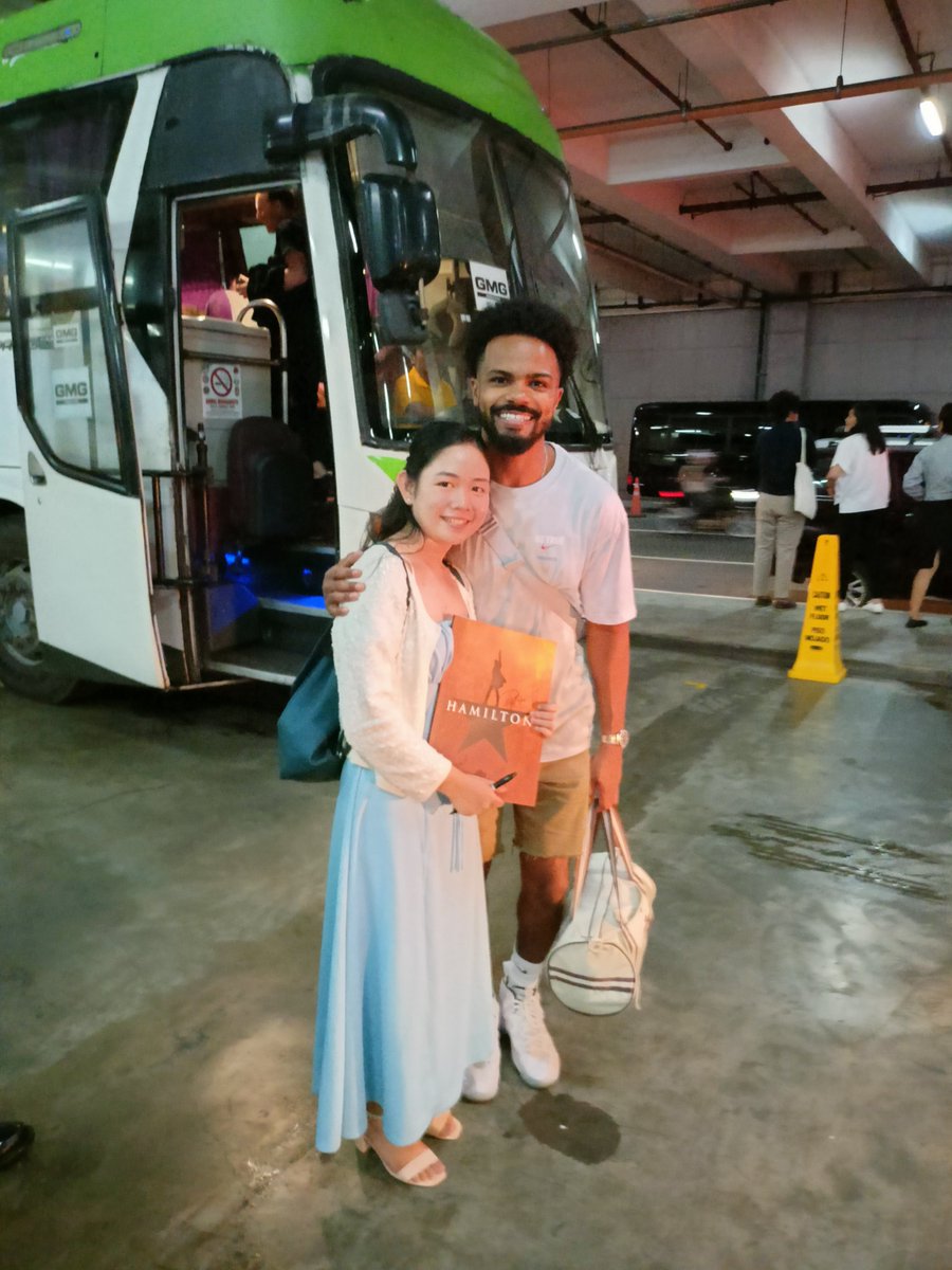 iamLINimitable's tweet photo. Photos with some of the cast at the stage door after the show: (1) David Park - Laf/Jeff; (2) DeAundre Woods - Burr; (3) Brent Hill - King G. &amp; Darnell Abraham - GW; and (4) Terrance Spencer - ensemble. #HAMILTONPH https://t.co/Q3FSt8kQnz