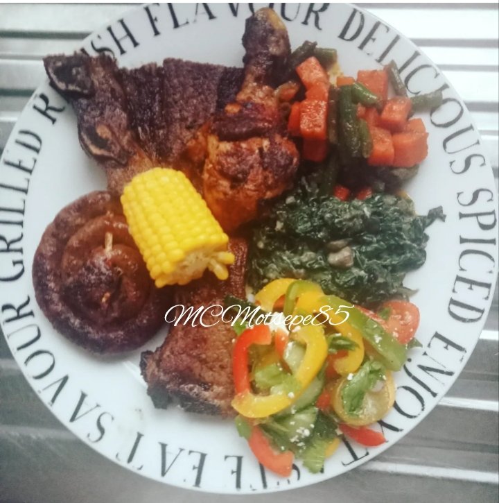 MCMotsepe85's tweet photo. On my plate this evening
Mixed grill, boerewors, shortrib, chicken π & lamb chop
Sweet Corn π½, carrots π₯ & green beans salad, creamed spinach & Greek Salad π₯
As we tune into today's episode of
#SkeemSaam
#banting #bantinglifestyle #bantingsouthafrica
#CLIFFOODART https://t.co/9a1PxTMRmP