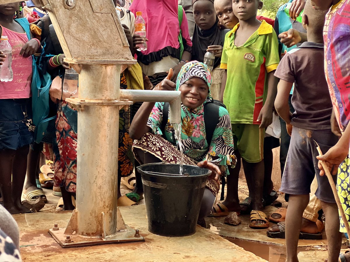PNUD_BFA's tweet photo. 936 élèves dont plus de 600 PDI bénéficient d’eau potable avec l’implantation d’une pompe à motricité humaine dans la cour de l’école TAMSIN_EST_A du secteur 10 de la ville de Ouahigouya. Cet appui du @PNUD_BFA permet aux élèves d’être propres et d’éviter les maladies hydriques. @GBehiguim