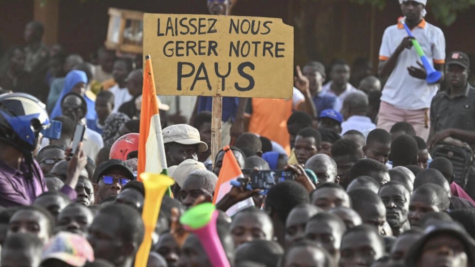 's tweet image. Le #Burkina #Faso 🇧🇫 aux #burkinabés ✊🏿🙏🏿🇧🇫

Le #Niger 🇳🇪 aux #nigériens🇳🇪

Le #Mali 🇲🇱 Aux #Maliens🇲🇱

#Laissez Nous #Gérer Notre #Beau 😍 #Pays