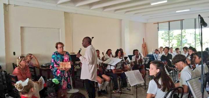 CNEArtCuba's tweet photo. 🎶🇨🇺En el Centro Provincial para la Enseñanza Artística en #VillaClara, se rindió homenaje a Marta Abreu, un espacio además dedicado a la #JornadaCulturaCubana. #CubaEsCultura
.
📷Estudiantes de 2do Año de #Violín de Nivel Elemental y la Orquesta Juvenil Agustín Jiménez Crespo. https://t.co/84pS4CUwCe