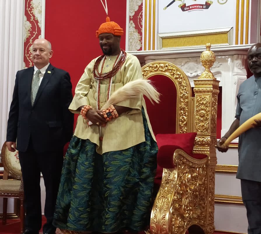 IrlEmbNigeria's tweet photo. Earlier today I was honoured to be received by Ogiame Atuwatse III, Traditional Ruler of the Kingdom of Warri in Delta State. In my remarks I recognised the special connections we share through our missionaries and the diaspora in Ireland. (Amb) https://t.co/SHYC1Zb7zj