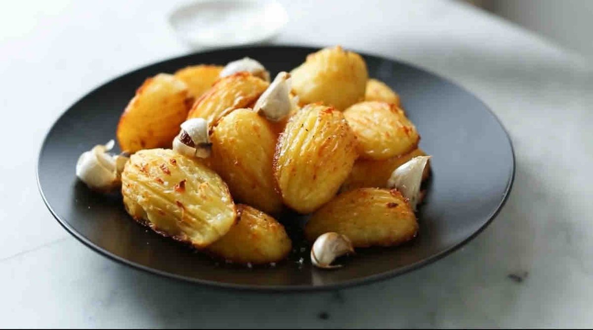 Famfoo_app's tweet photo. Get ready to savor the crispy perfection of our Roasted Potatoes! 🍽️😋 #CrispyRoastPotatoes #FoodieDelights #GoldenGoodness #ComfortFood #FoodieFaves #PotatoLovers #TastyTaters #FoodieGram #DeliciousBites #RoastedToPerfection #SavorTheFlavor #FoodieCravings #HomemadeCooking https://t.co/4nTx5tE3ch