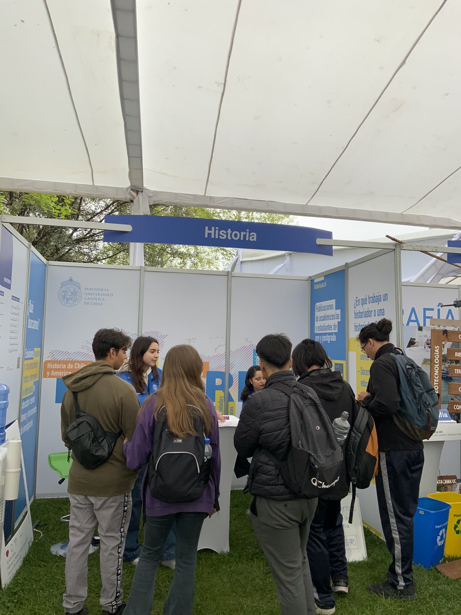 HGCP_UC's tweet photo. Los esperamos en esta segunda jornada de la #ExpoFuturoNovato2023. Ven a conocer nuestras carreras de @Historia_UC, @geografia_uc y @icp_uc. Hoy hasta las 17.00 horas en el campus San Joaquín de la @ucatolica. https://t.co/LARfKLw8KZ