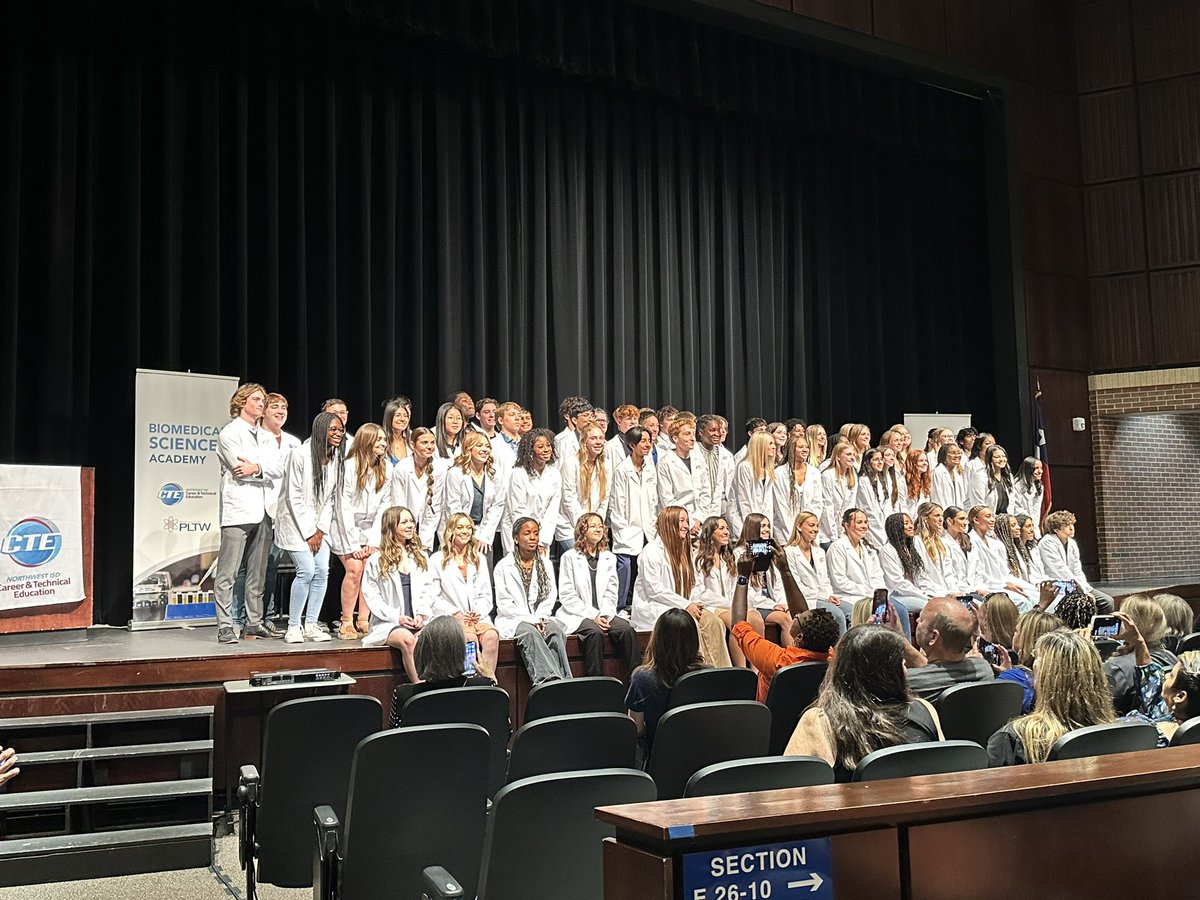 ValentaNISD's tweet photo. 🧬Kicked off today with a lab coat ceremony honoring 68 third year @BNHSBiomed Academy students 🥼 These bright minds are one step closer to their career goals and we are proud of their dedication and accomplishments so far! @NisdCTE @ByronNelsonHigh #iamNisdCTE https://t.co/71jgDMsHYw