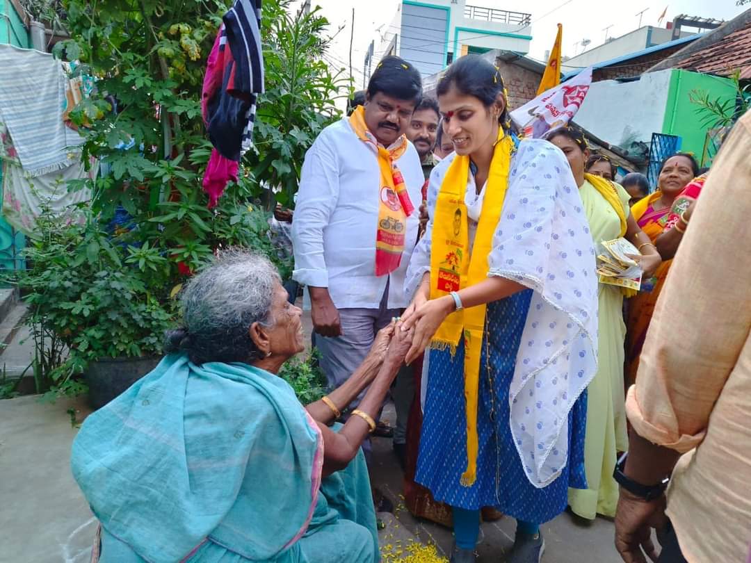 Divya_Yanmala's tweet photo. తుని నియోజకవర్గం తుని పట్టణం లో గల 9 వార్డ్ లో జరిగిన మీ ఇంటికి మీ దివ్య కార్యక్రమంలో పాల్గొన్న తుని నియోజకవర్గం టీడీపీ ఇంచార్జ్ యనమల దివ్య గారు యనమల కృష్ణుడు గారు శివరామకృష్ణన్,శేషగిరి మోత్కూరు వెంకటేష్ 
#మీఇంటికిమీదివ్య
#andrapradesh 
#BabuthoNenu 
#tuni 
#WeWillStandWithCBNSir https://t.co/8Q3yEDoAr4