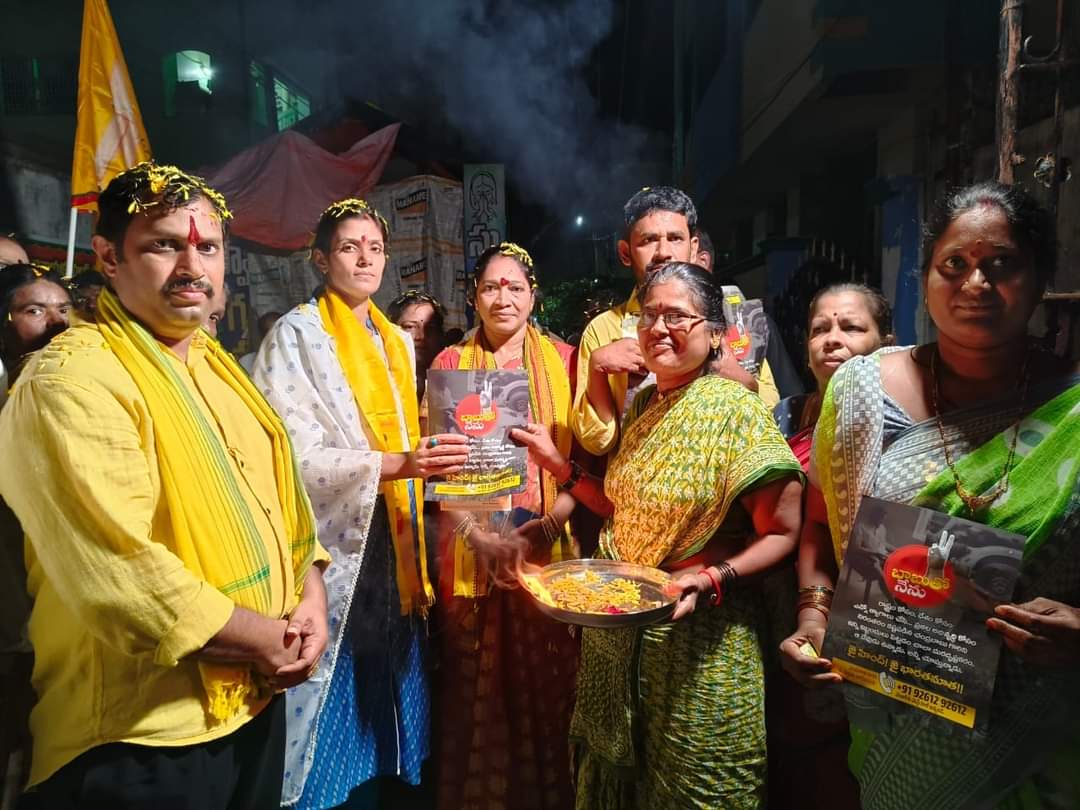 Divya_Yanmala's tweet photo. తుని నియోజకవర్గం తుని పట్టణం లో గల 9 వార్డ్ లో జరిగిన మీ ఇంటికి మీ దివ్య కార్యక్రమంలో పాల్గొన్న తుని నియోజకవర్గం టీడీపీ ఇంచార్జ్ యనమల దివ్య గారు యనమల కృష్ణుడు గారు శివరామకృష్ణన్,శేషగిరి మోత్కూరు వెంకటేష్ 
#మీఇంటికిమీదివ్య
#andrapradesh 
#BabuthoNenu 
#tuni 
#WeWillStandWithCBNSir https://t.co/8Q3yEDoAr4